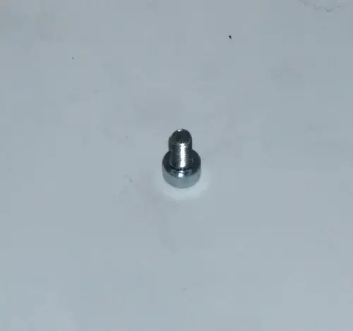 Daikin Zylinderkopfschraube aus Metall, zylindrische Form mit Gewinde, auf einer hellen Oberfläche platziert.